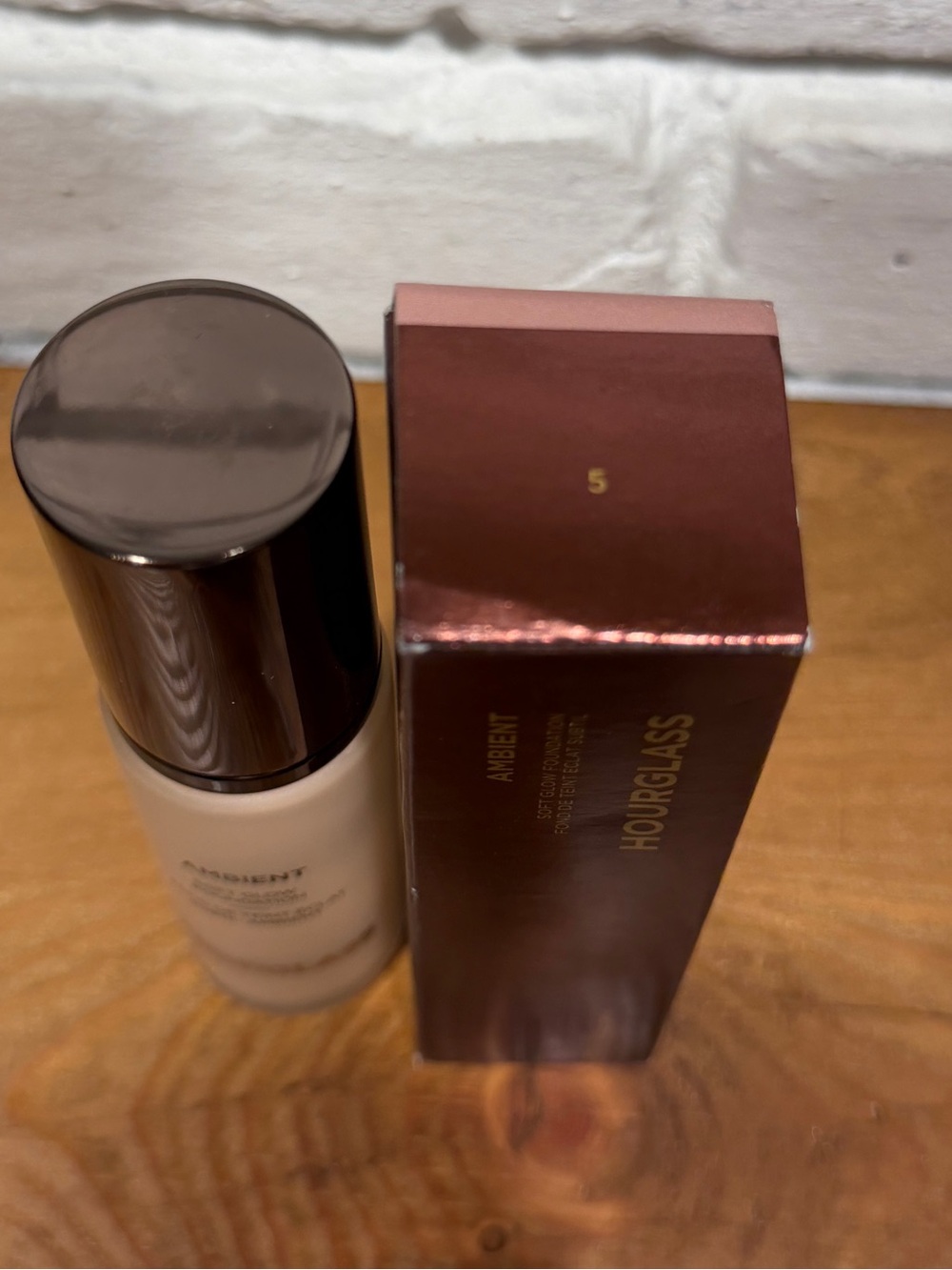 Hourglass Ambient Soft Glow Foundation Shade 5 Full Size 1 oz NIB MSRP $60 - Picture 2 of 2
